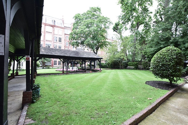 Flat Elm Tree Road in City of Westminster