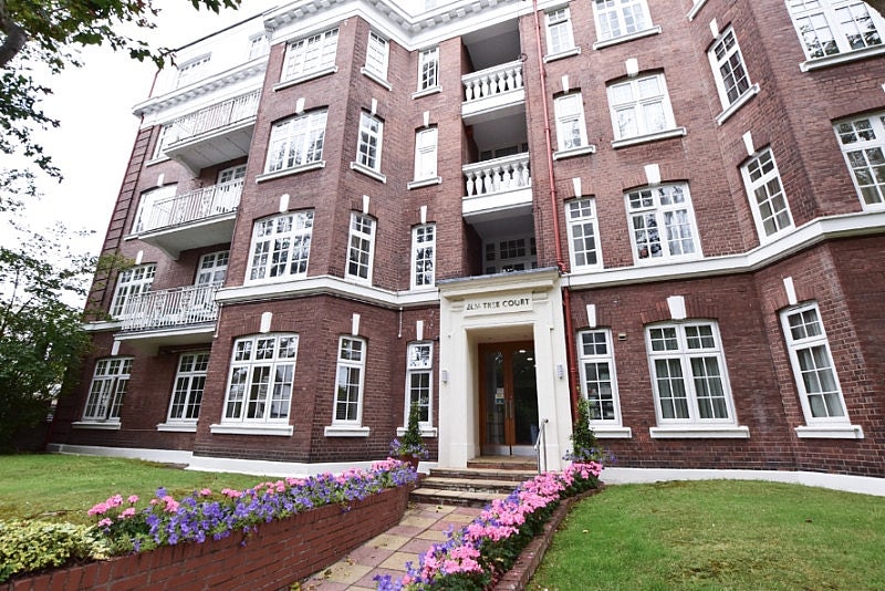 Flat Elm Tree Road in City of Westminster