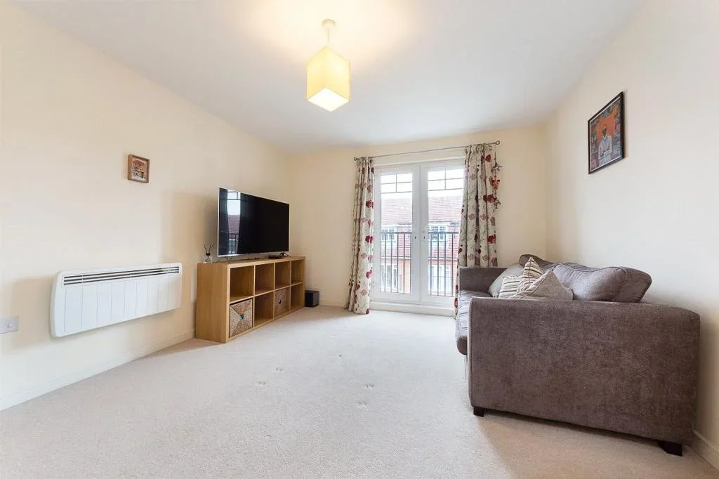 Flat Schoolgate Drive in Greater London
