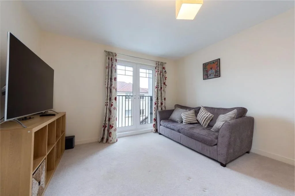 Flat Schoolgate Drive in Greater London