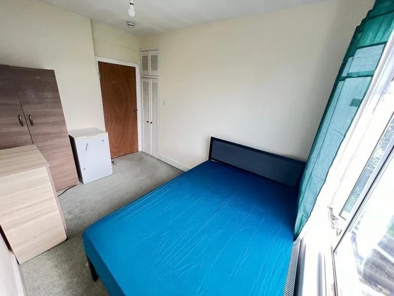 Room Harrow Road in Greater London