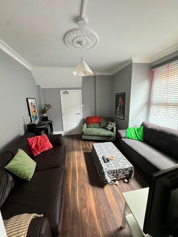 Room Westbury Road in Greater London