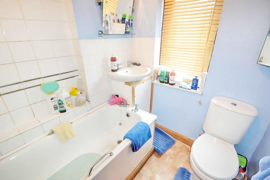 House Oxlow Lane in Greater London