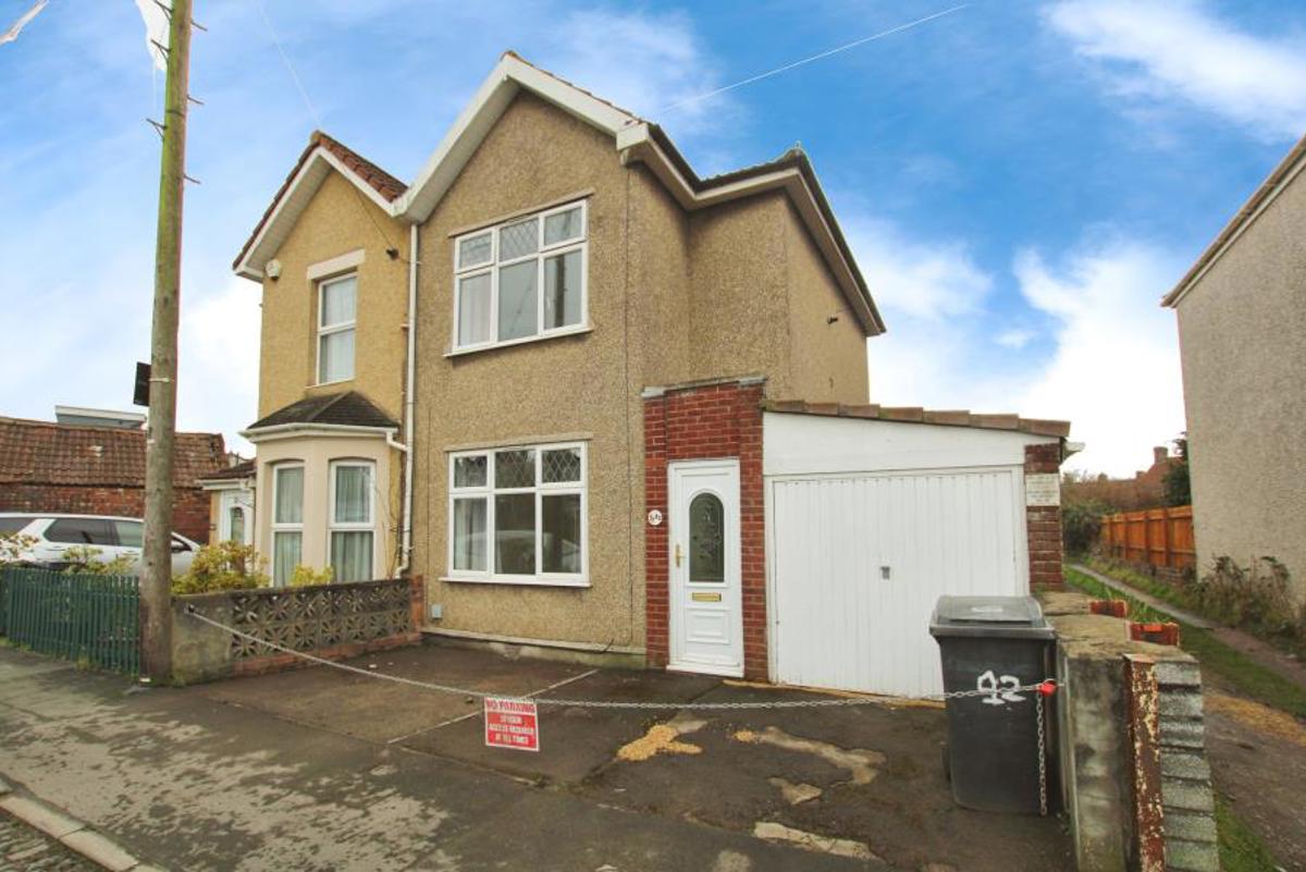 House Broadfield Avenue in Bristol