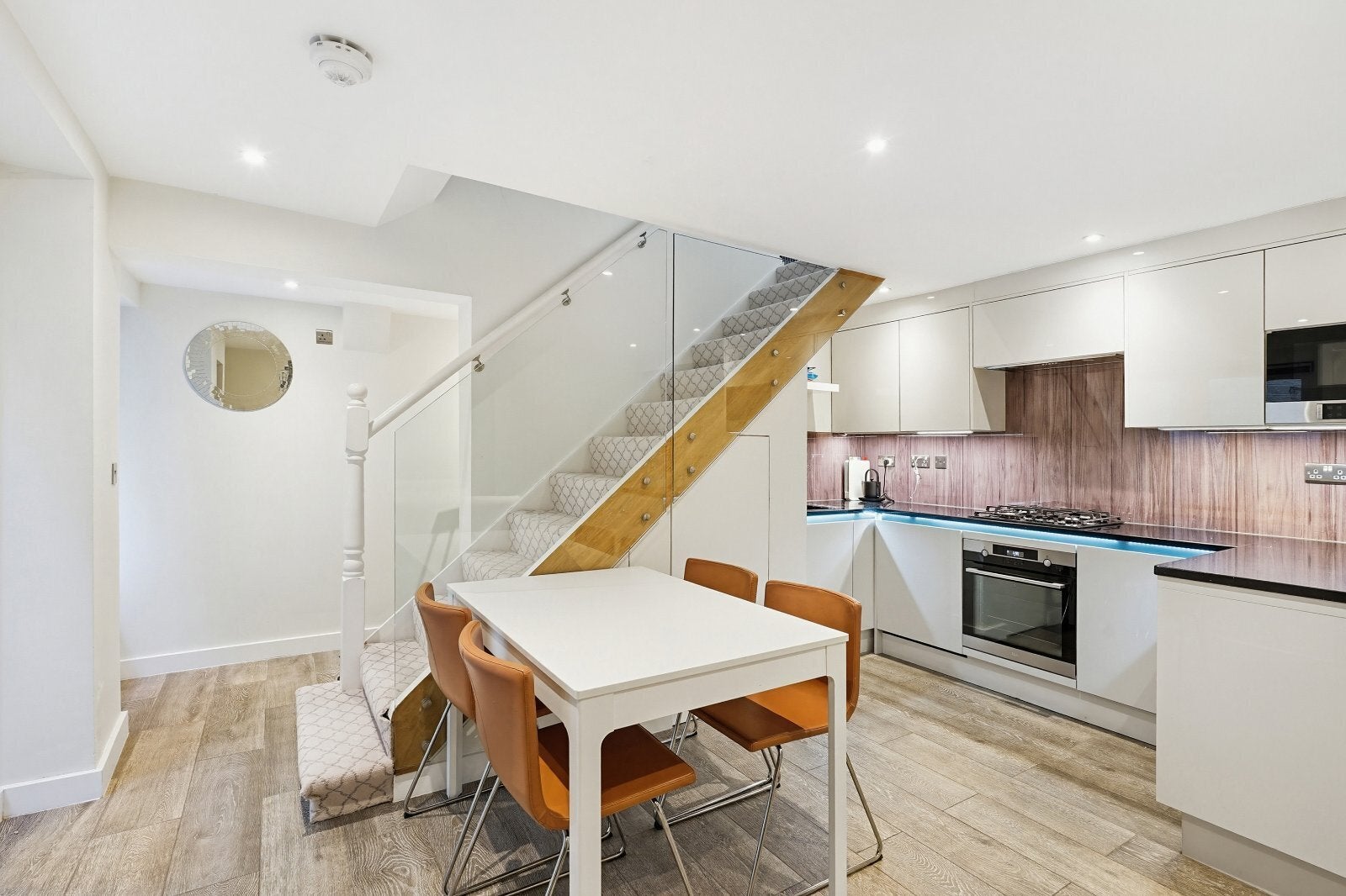 Flat Hugh Street in City of Westminster