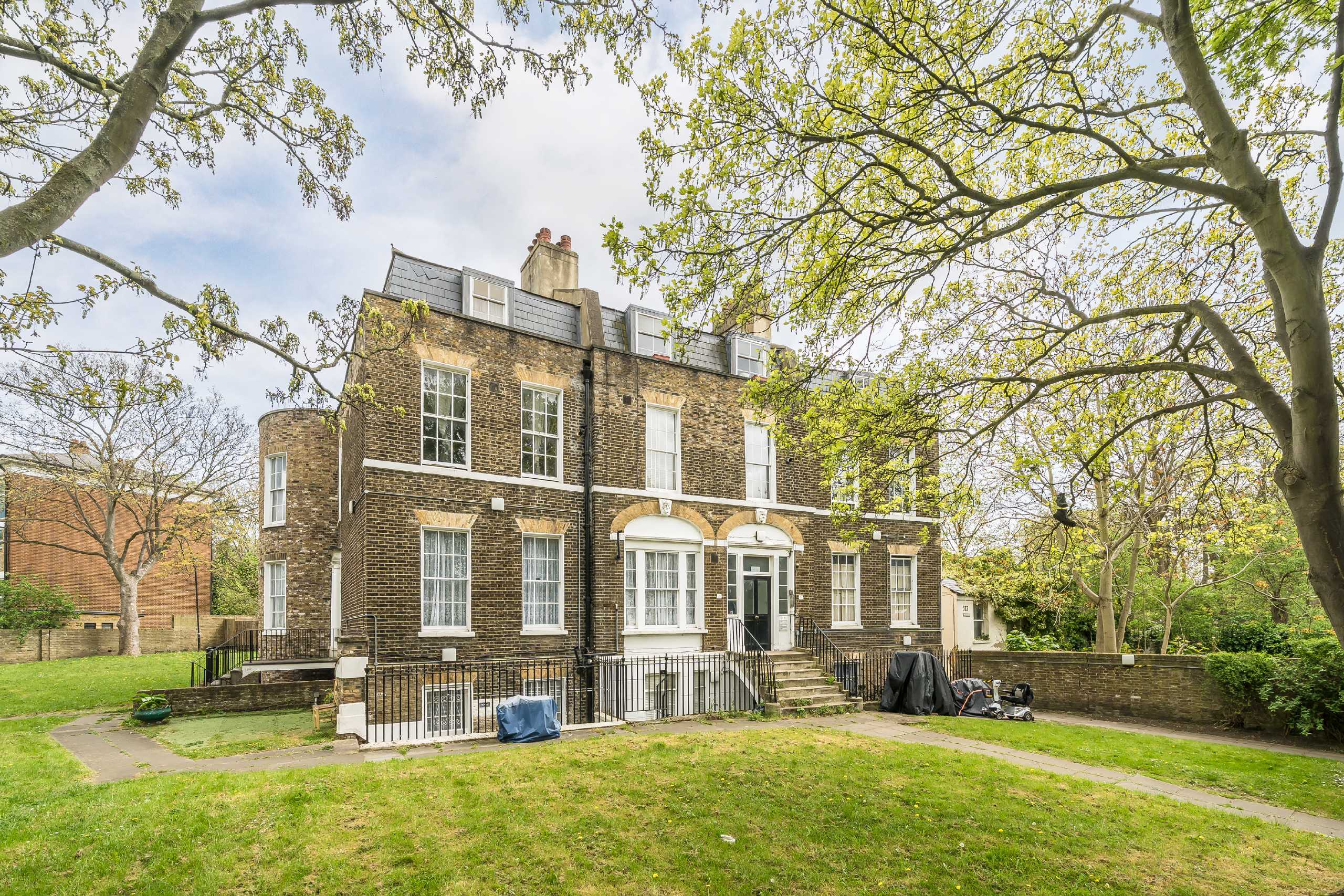 Flat Boatemah Walk in Greater London