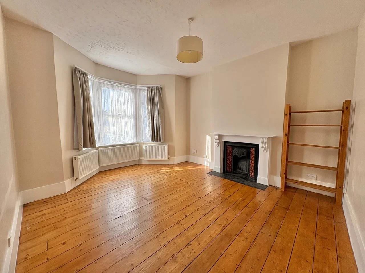 Flat Brownhill Road in Greater London