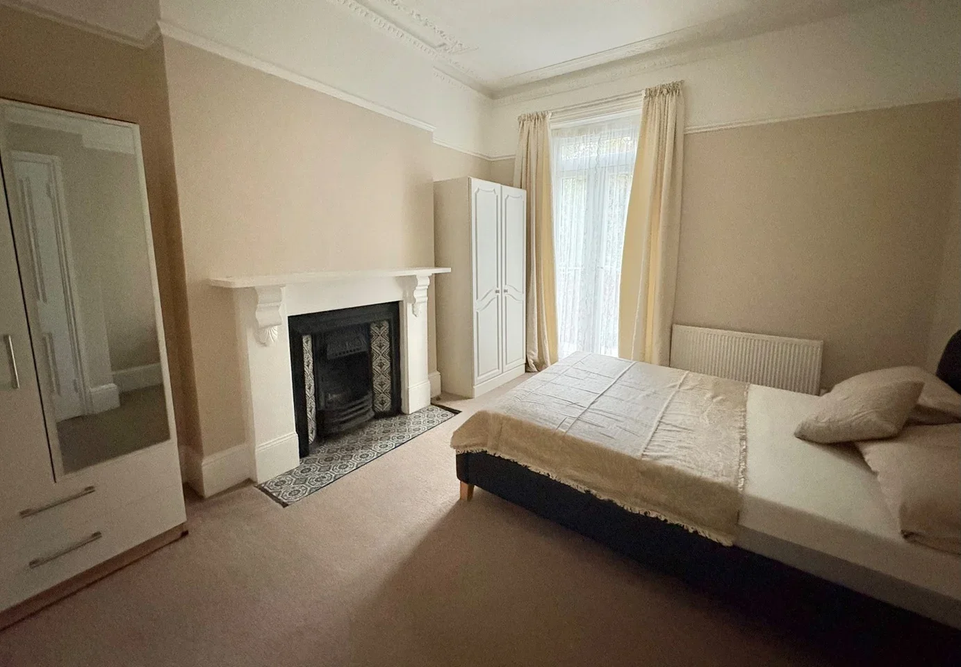 Flat Brownhill Road in Greater London