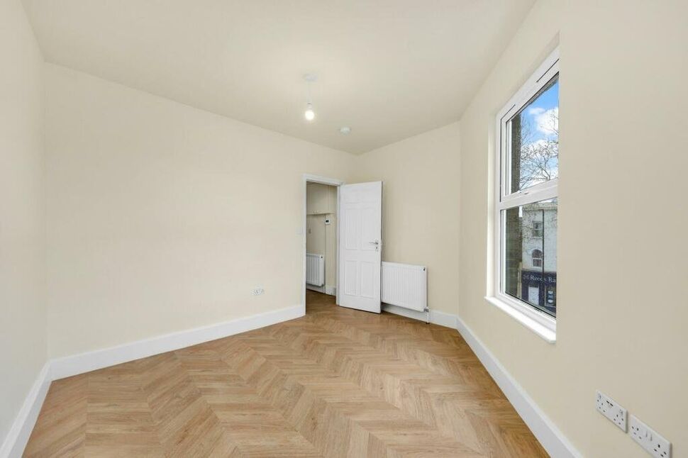 Flat Barking Road in Greater London