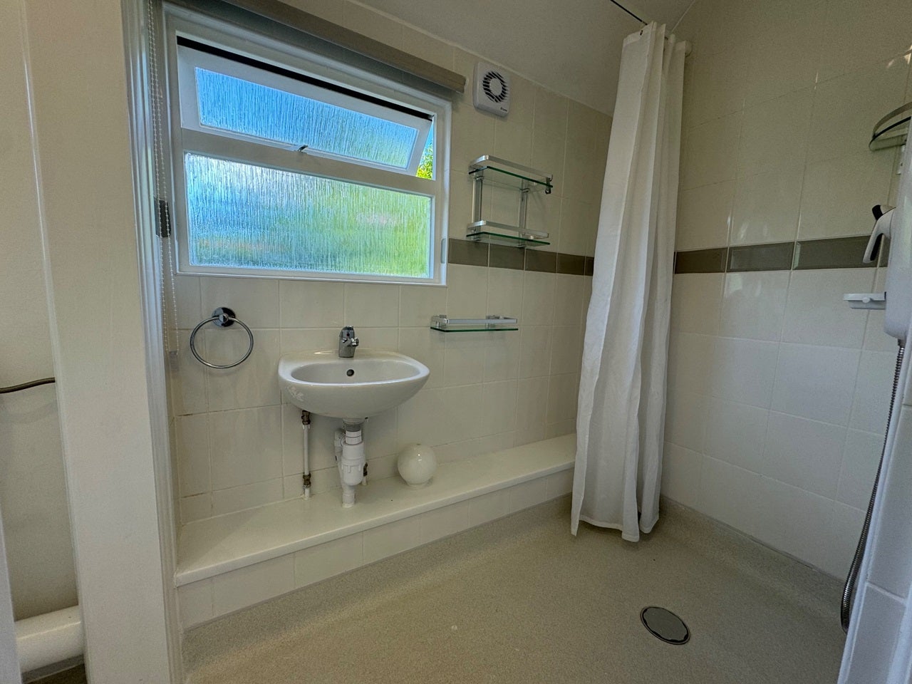 Flat Victor Road in Greater London