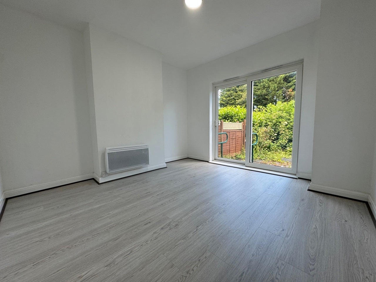 Flat Victor Road in Greater London