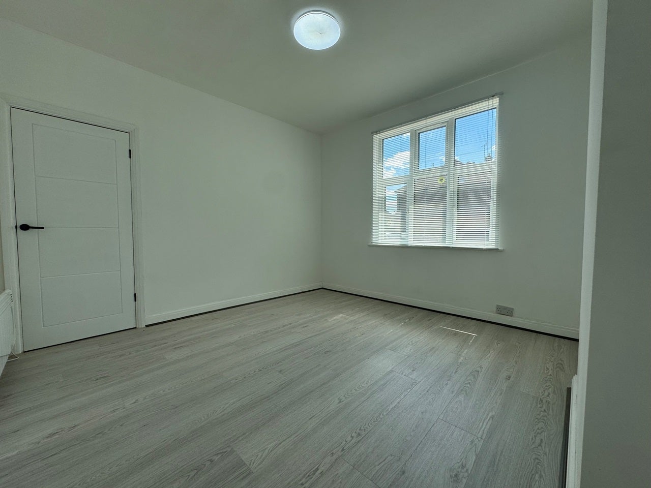 Flat Victor Road in Greater London