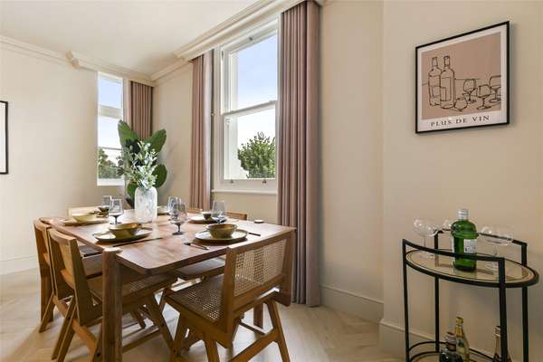 Flat Pembridge Gardens in Greater London