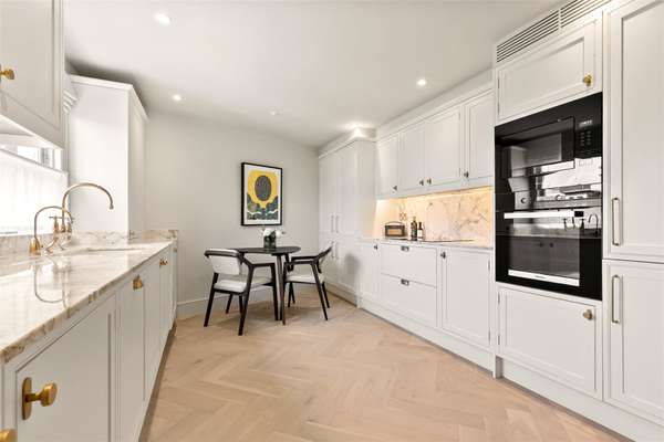 Flat Pembridge Gardens in Greater London