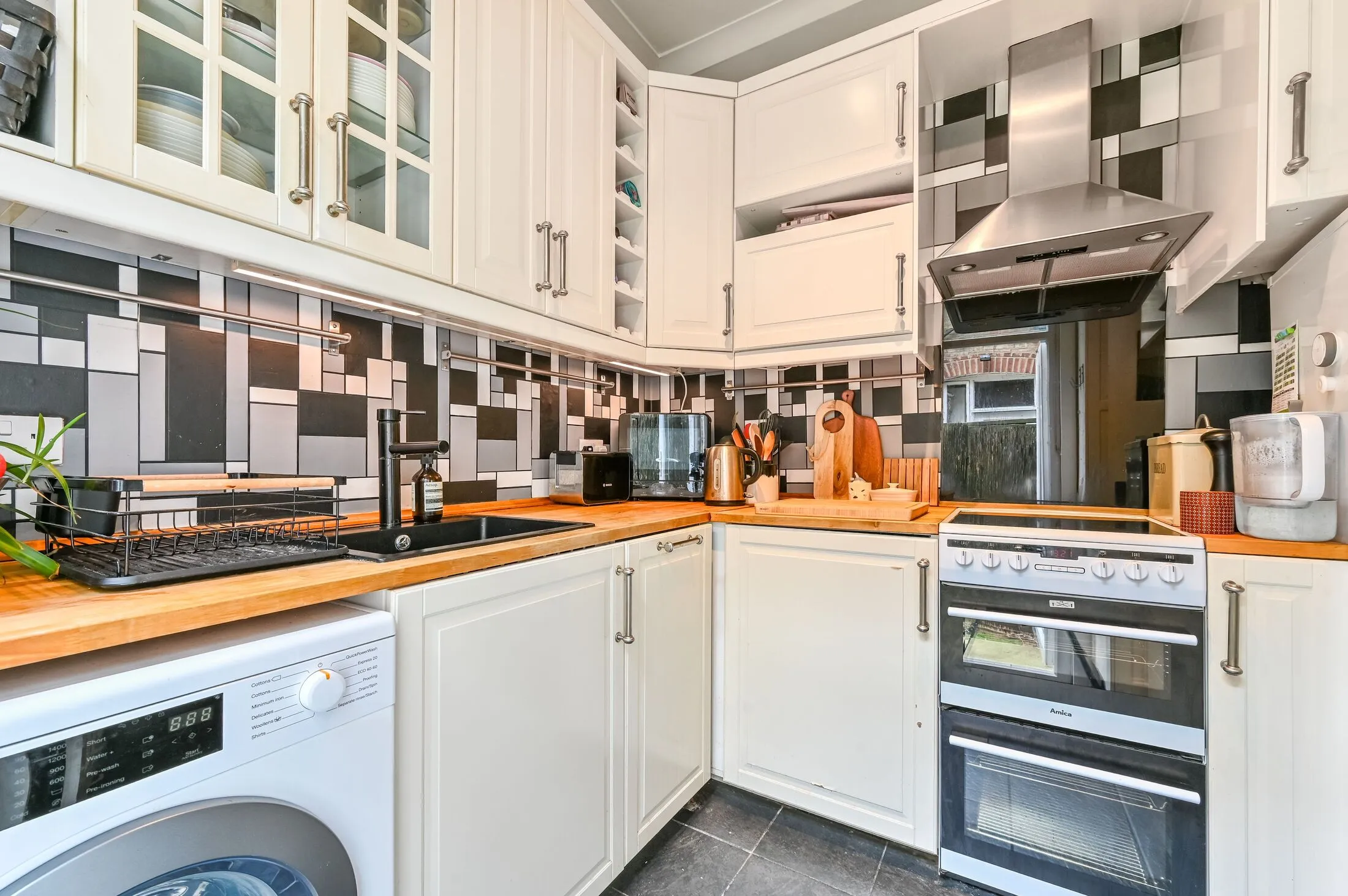 Flat Sylvan Avenue in Greater London