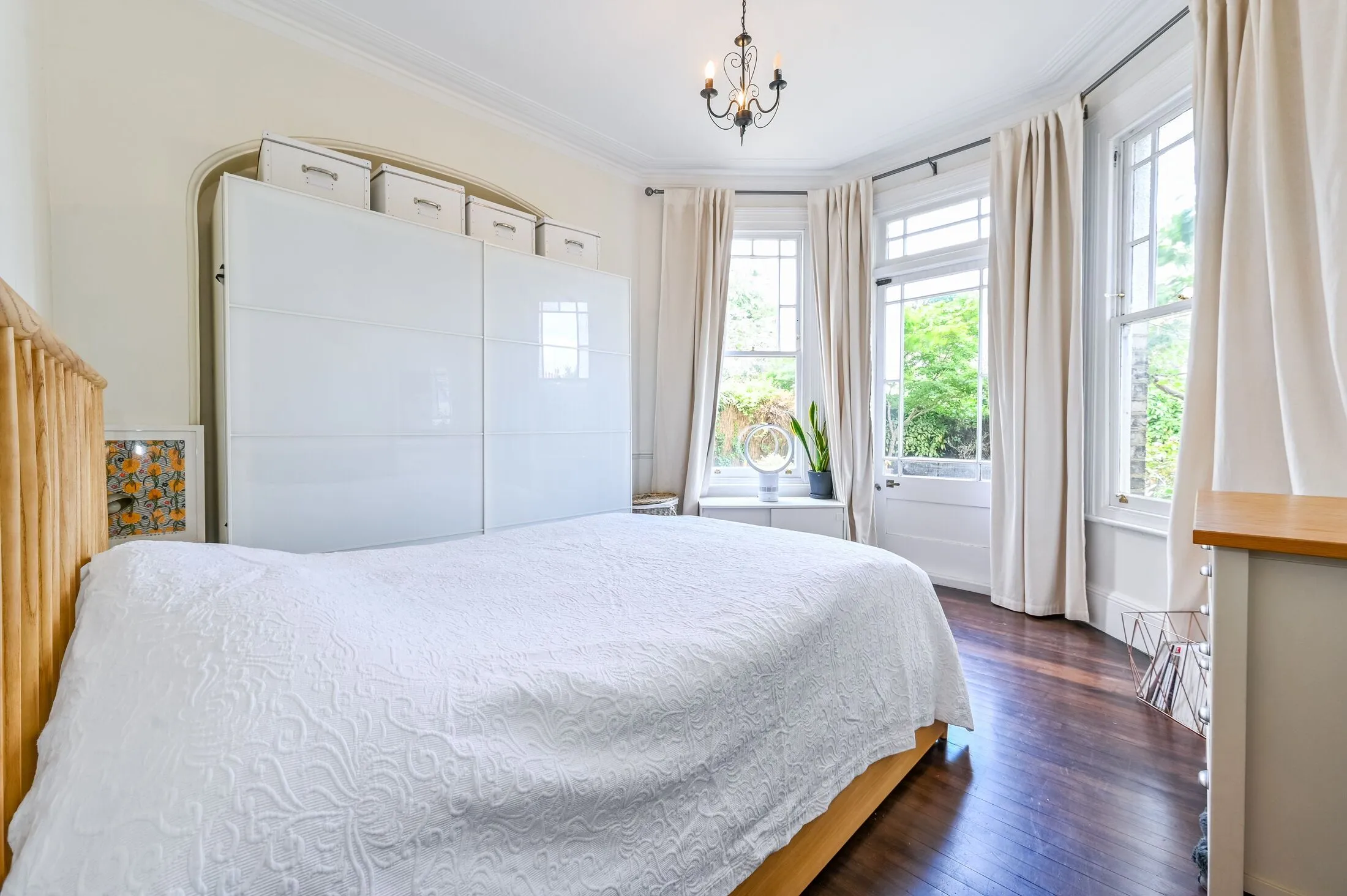 Flat Sylvan Avenue in Greater London