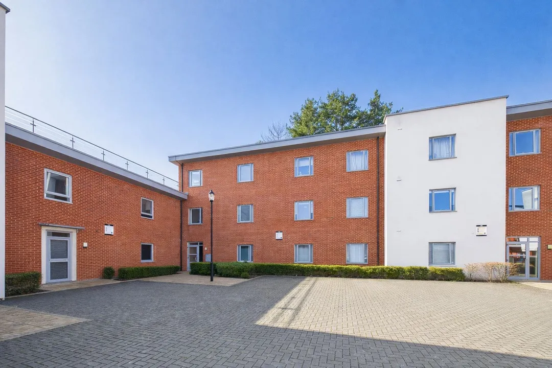 Flat Pallatia Court in High Wycombe