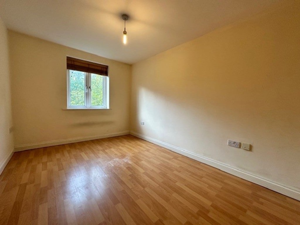 Flat Stratford Way in Huntington