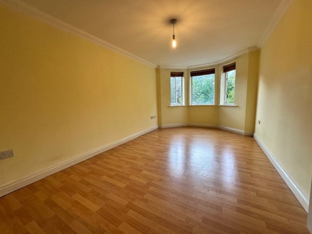 Flat Stratford Way in Huntington
