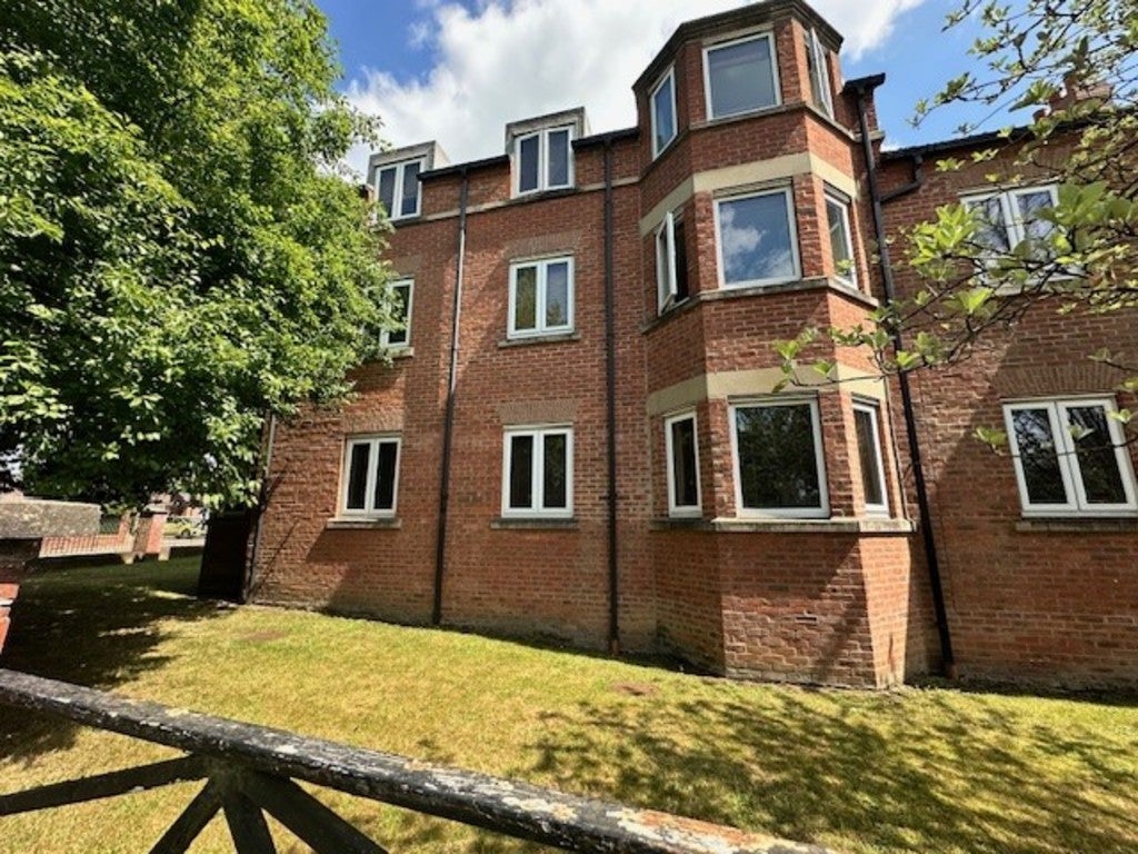 Flat Stratford Way in Huntington