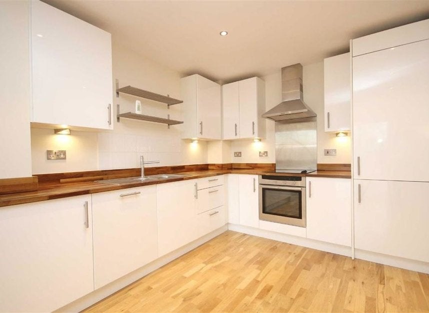 Flat Grange Road in Greater London