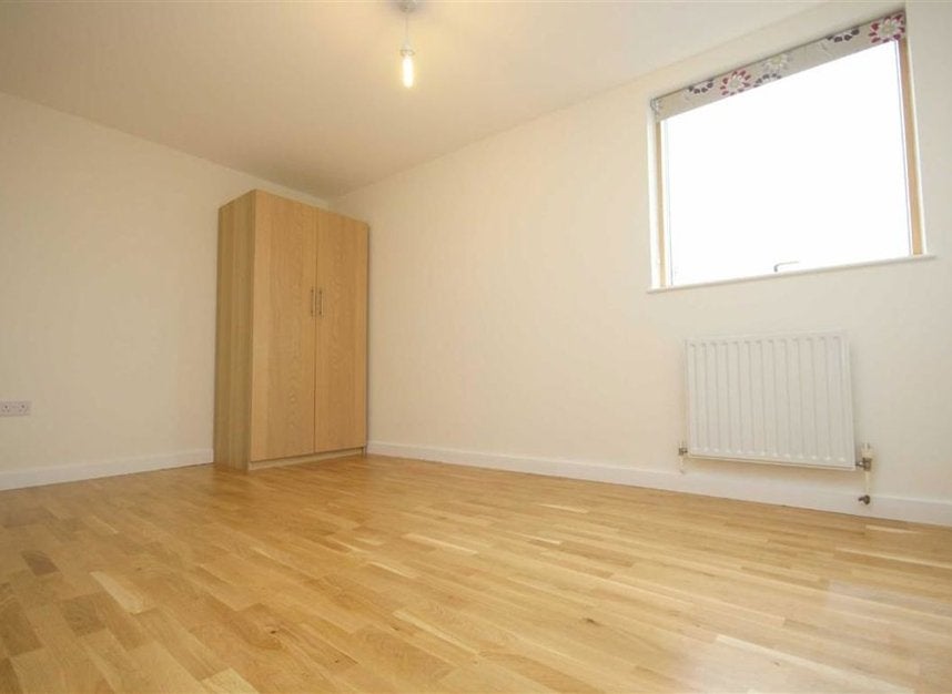 Flat Grange Road in Greater London