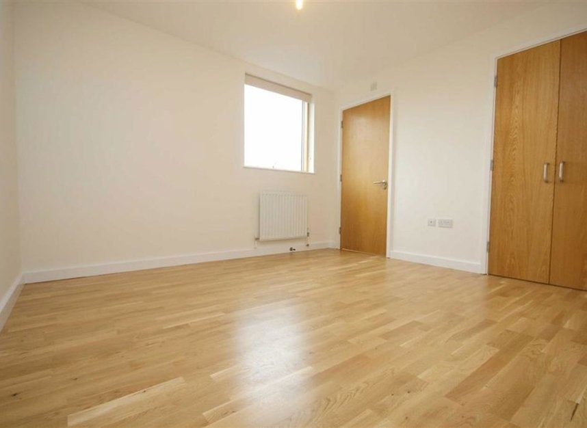 Flat Grange Road in Greater London