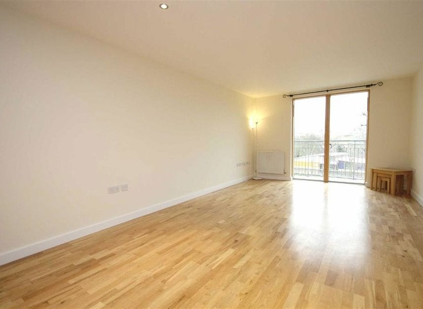 Flat Grange Road in Greater London