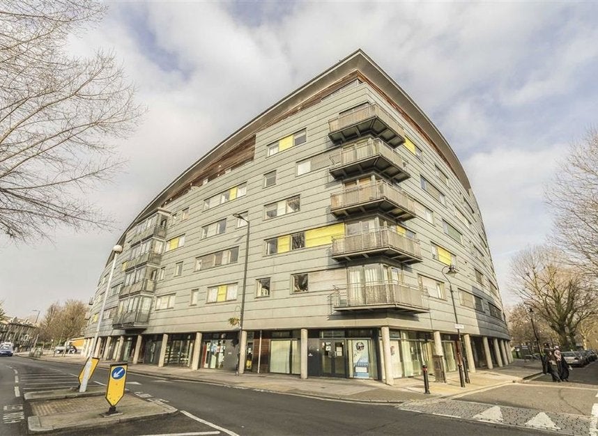 Flat Grange Road in Greater London