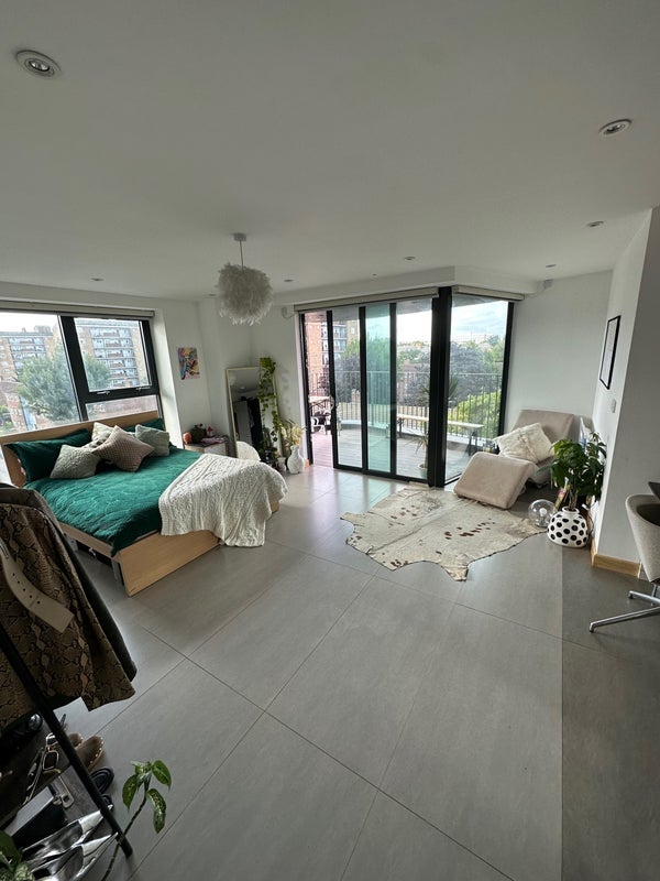 Room Lowth Road in Greater London