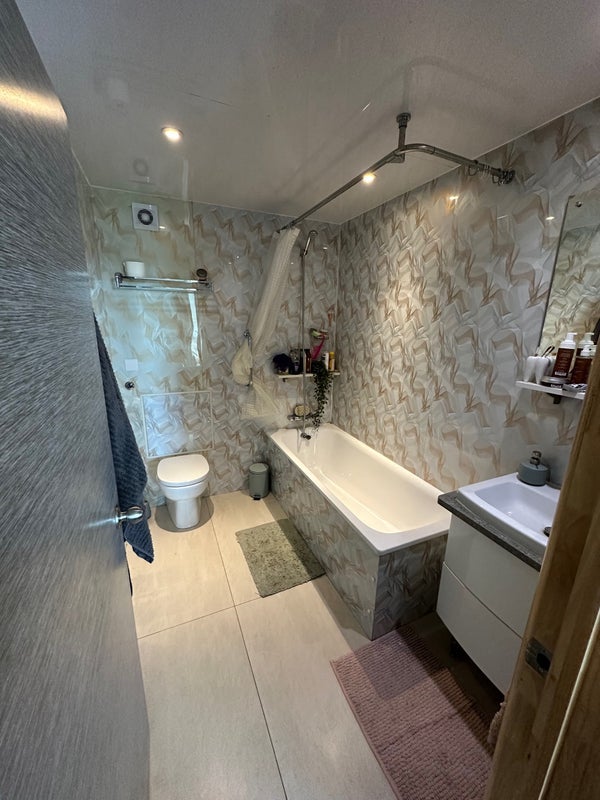 Room Lowth Road in Greater London
