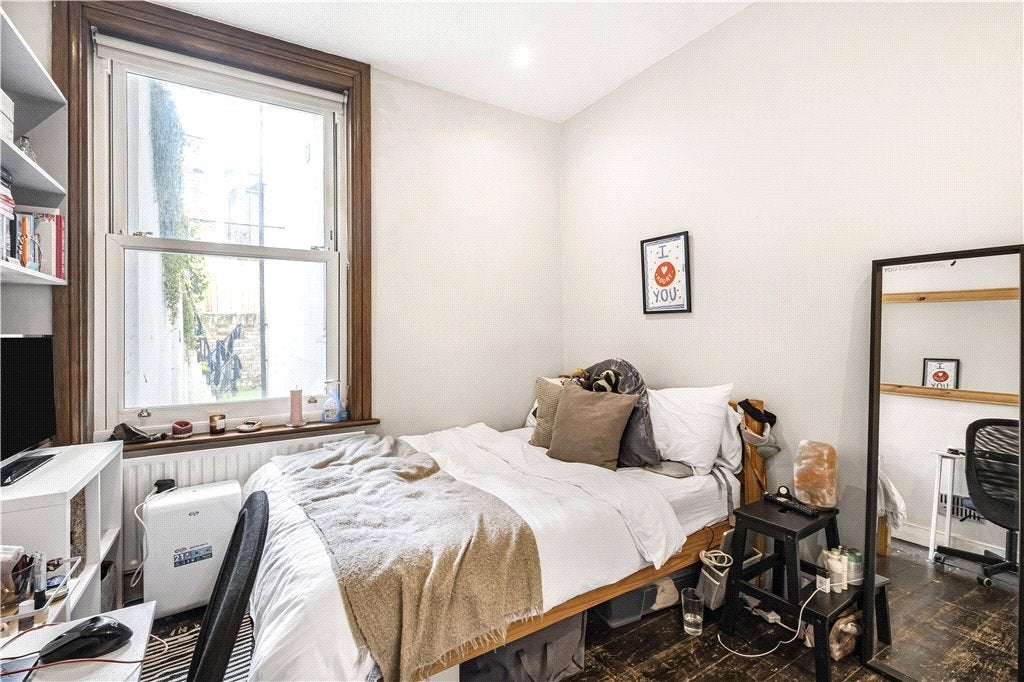 Flat Tremadoc Road in Greater London