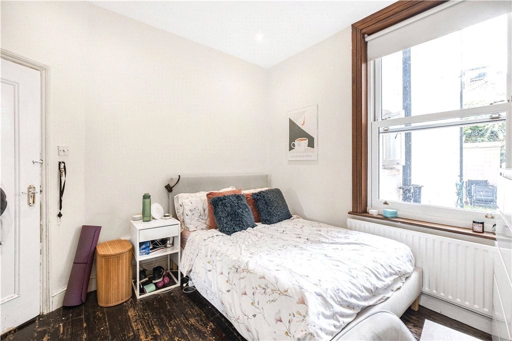 Flat Tremadoc Road in Greater London