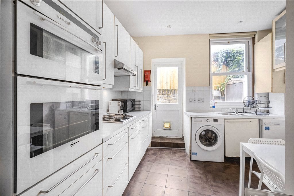 Flat Tremadoc Road in Greater London