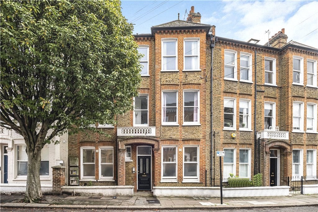 Flat Tremadoc Road in Greater London