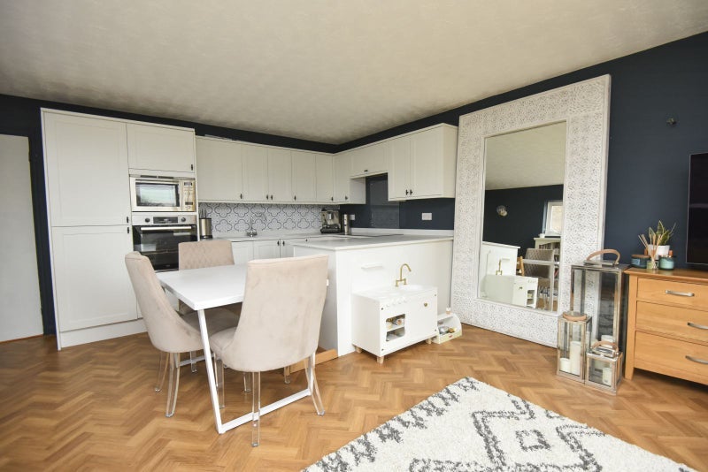 Room Lonnen Road in Furzehill
