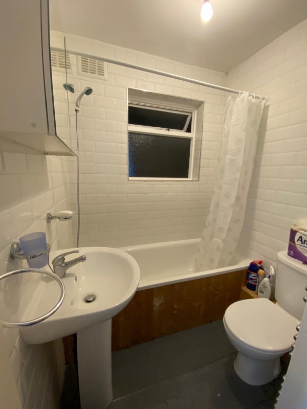 Room Roberts Road in Greater London