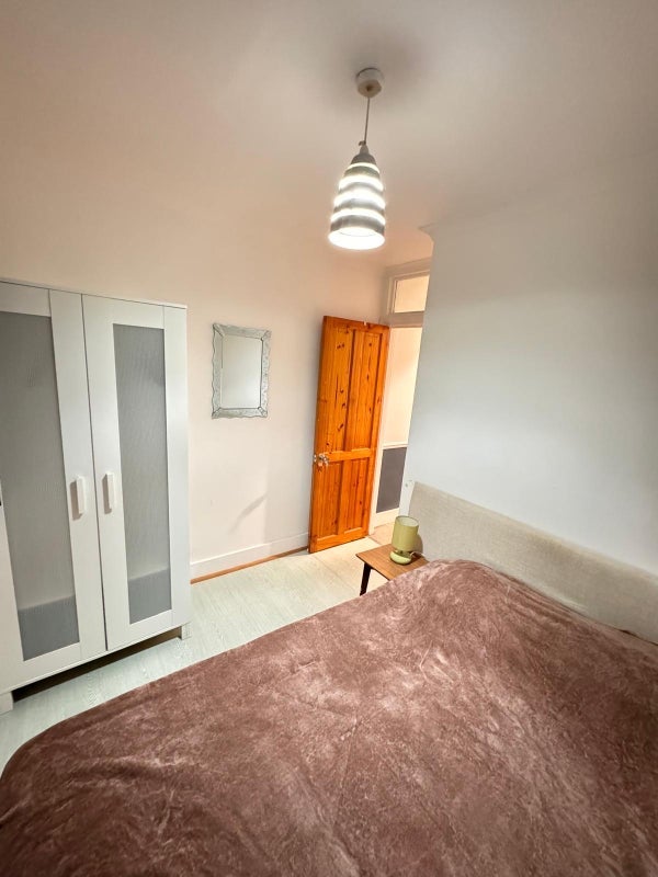 Room Roberts Road in Greater London
