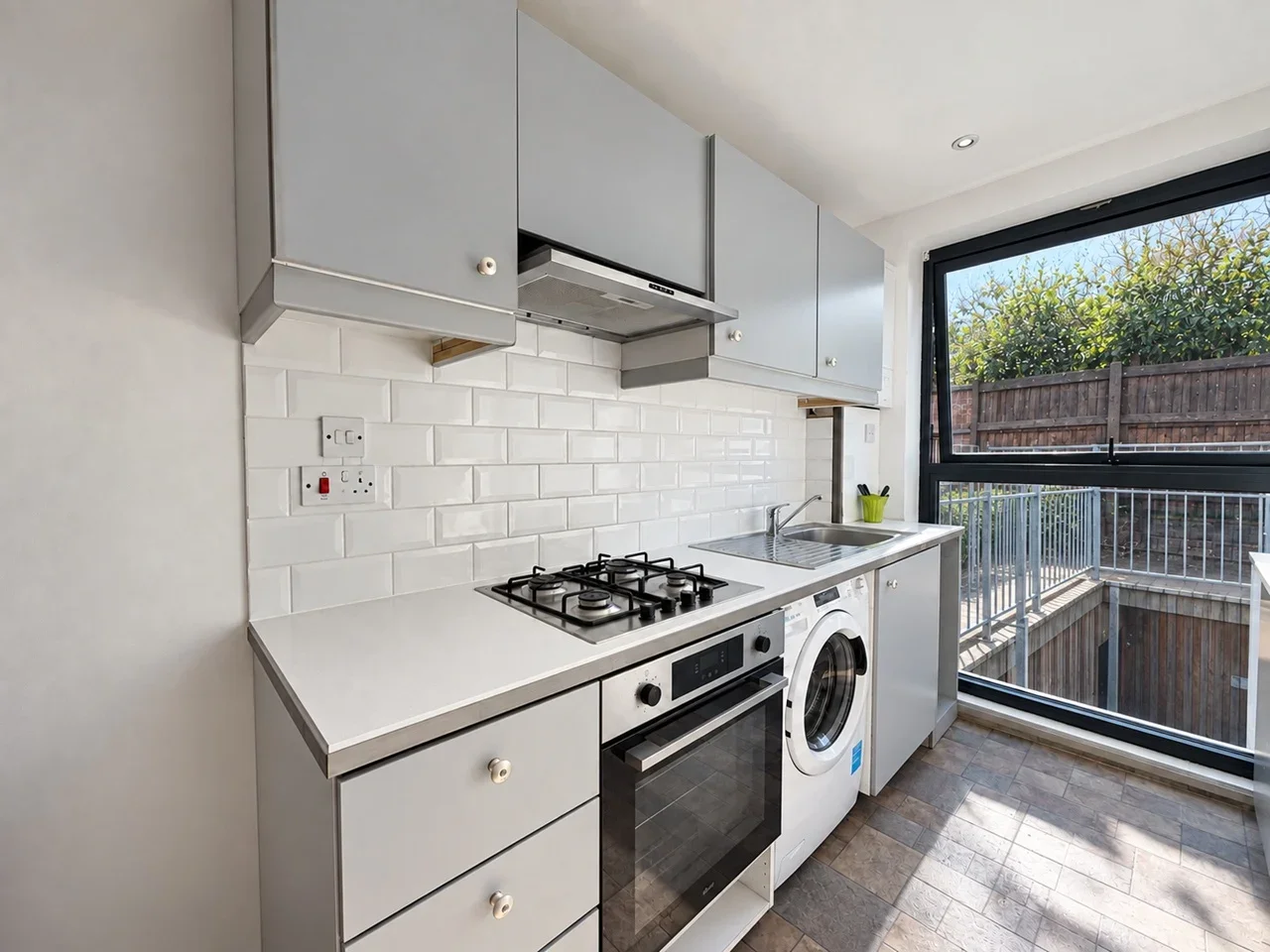 Flat Mitcham Lane in Greater London