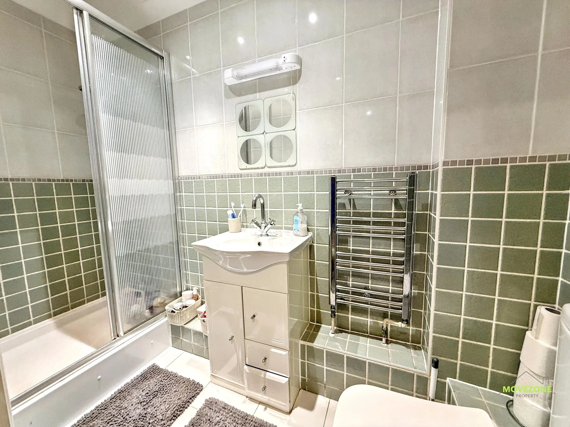 Flat Oakdene Road in Greater London