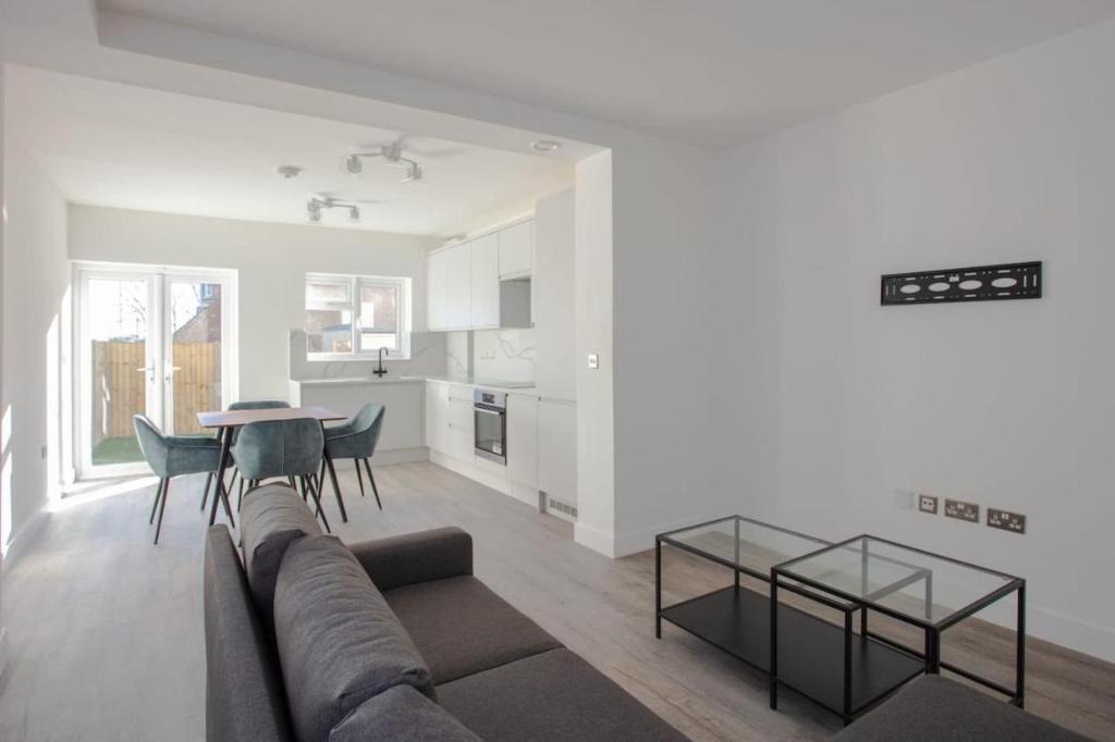 Flat Perryn Road in Greater London