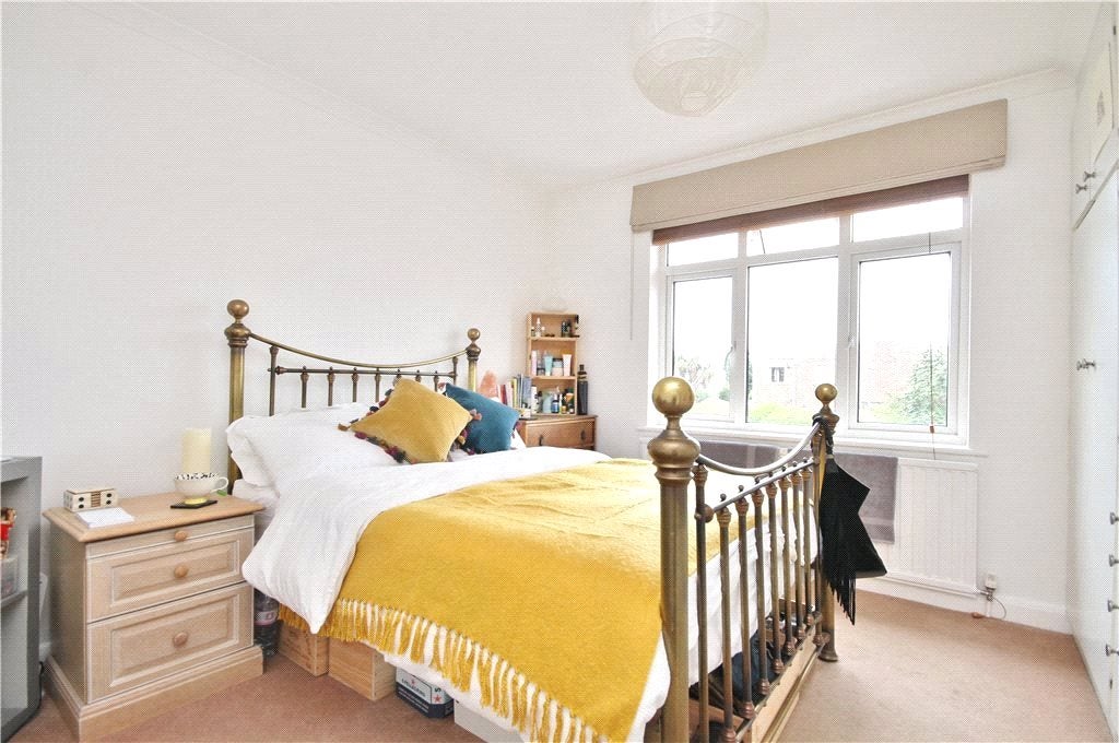 Room Simplemarsh Road in Borough of Runnymede