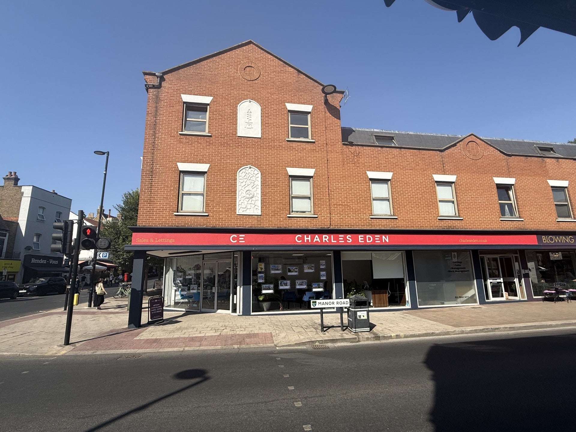 Flat Manor Road in Greater London