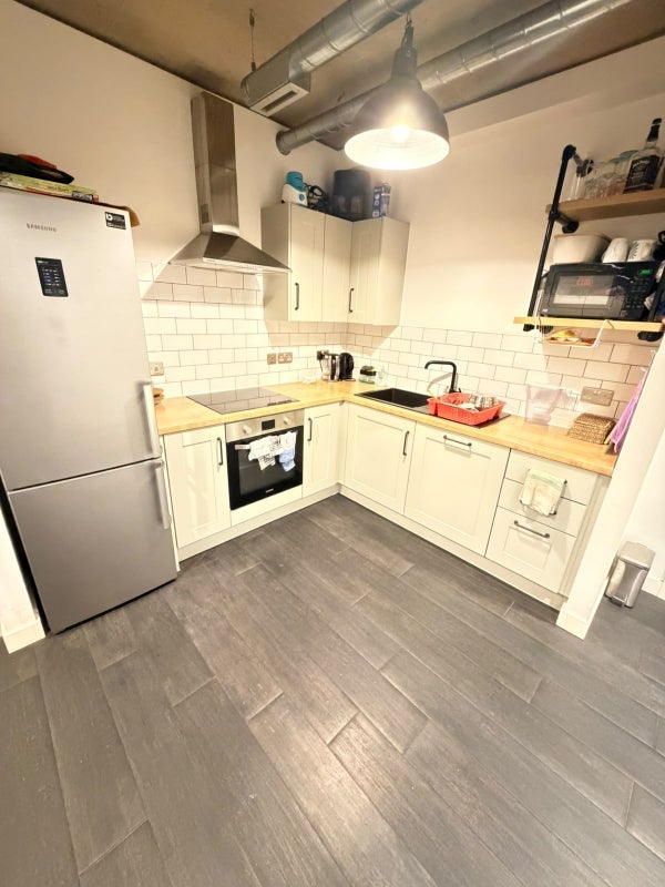 Room South Way in Greater London