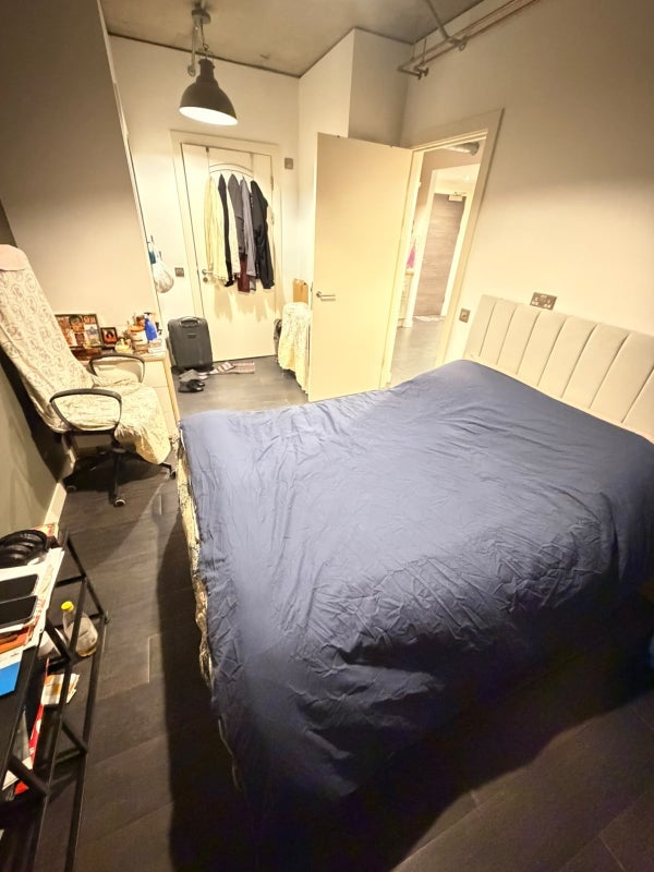 Room South Way in Greater London