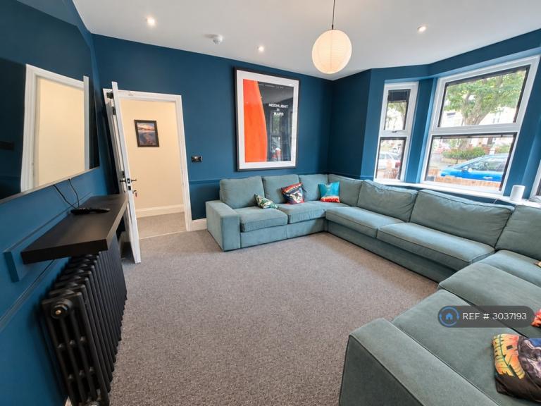 Room North Marine Road in Scarborough