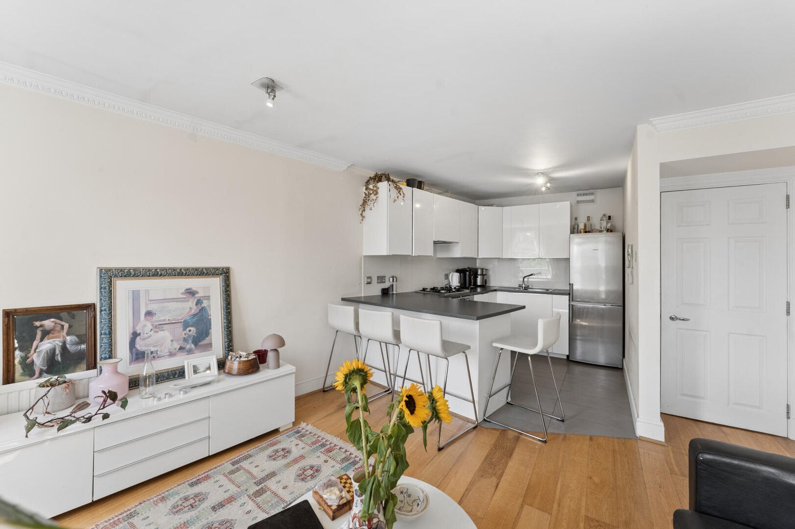 Flat Bessborough Street in City of Westminster