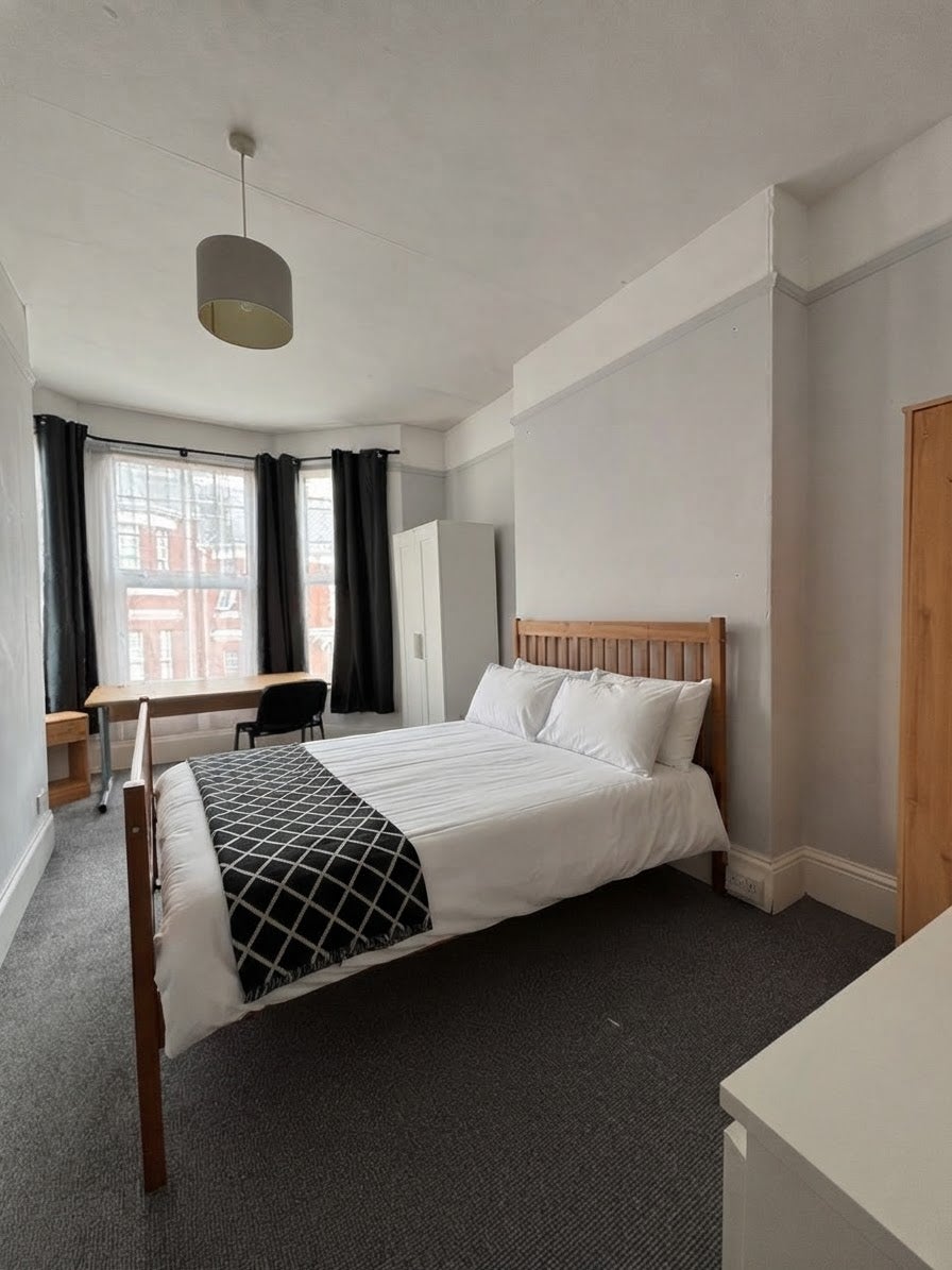 Room Hillside Avenue in Plymouth