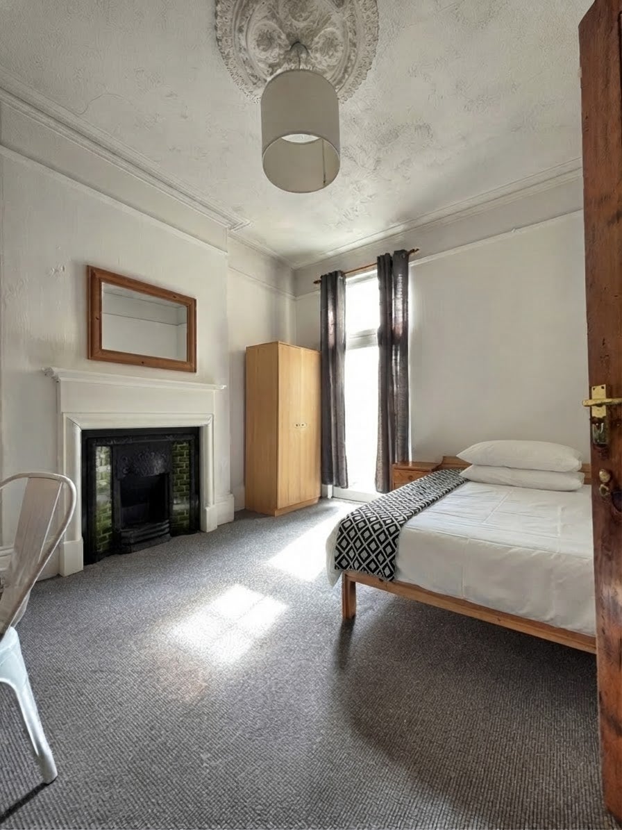 Room Hillside Avenue in Plymouth
