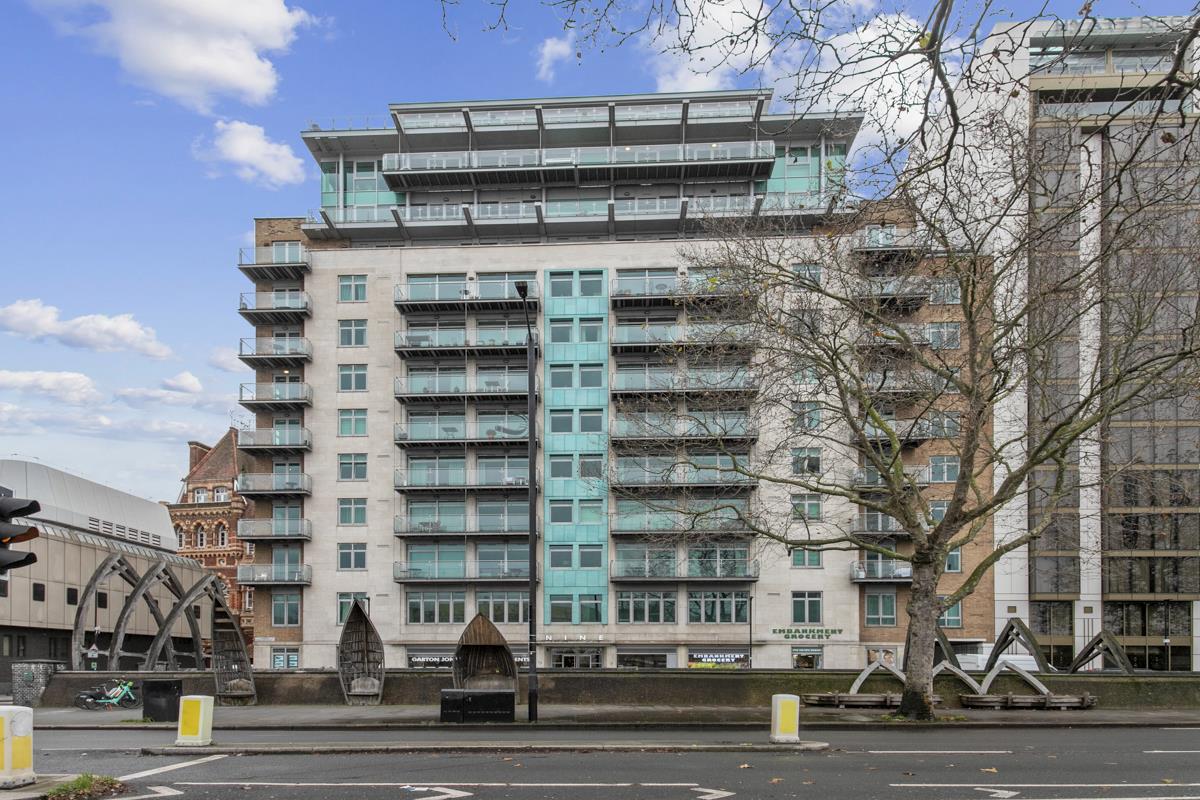 Flat Albert Embankment in Greater London